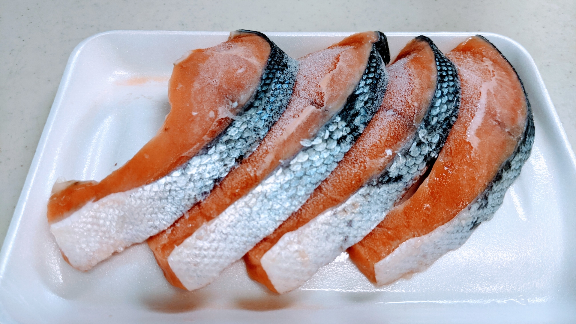 鮭の冷凍は1年たっても食べれる？冷凍保存期間や復活調理法・そのまま焼く方法もご紹介